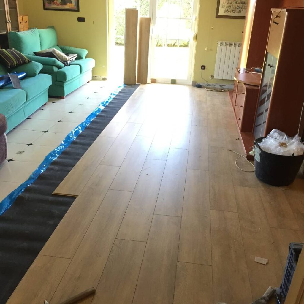 puesta de suelo de madera en vivienda